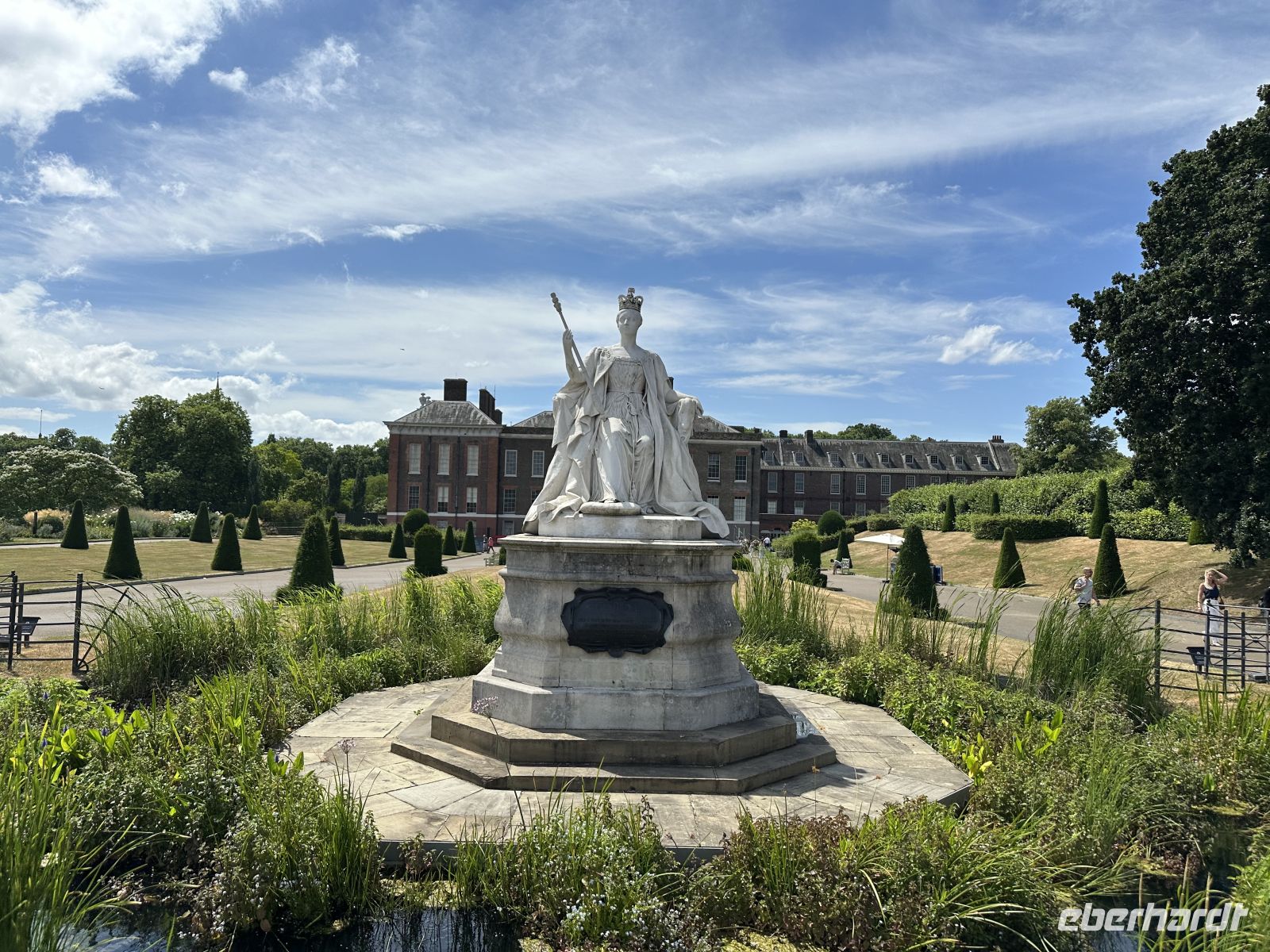 Kensington Palace/ Statue Queen Victoria