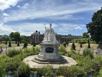 Kensington Palace/ Statue Queen Victoria