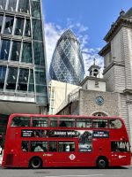 Glasfasaden und historische Gebäude