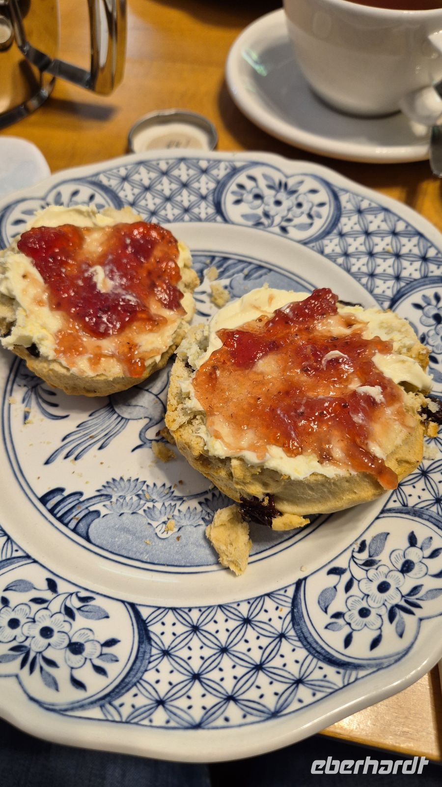 Scones mit Clotted Cream und Erdbeermarmelade