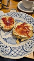 Scones mit Clotted Cream und Erdbeermarmelade