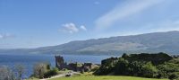SCO-Dampf-25-0519 Unser Ziel Urquhart Castle in beeindruckender Lage am Loch.jpg