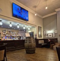 SCO-Dampf-25-0521 und eine gut gefüllte stimmungsvolle Bar.jpg