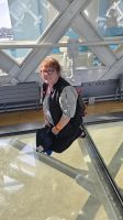 auf dem Glasboden der Tower Birdge