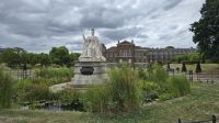 Queen Victoria vor dem Kensington Palast