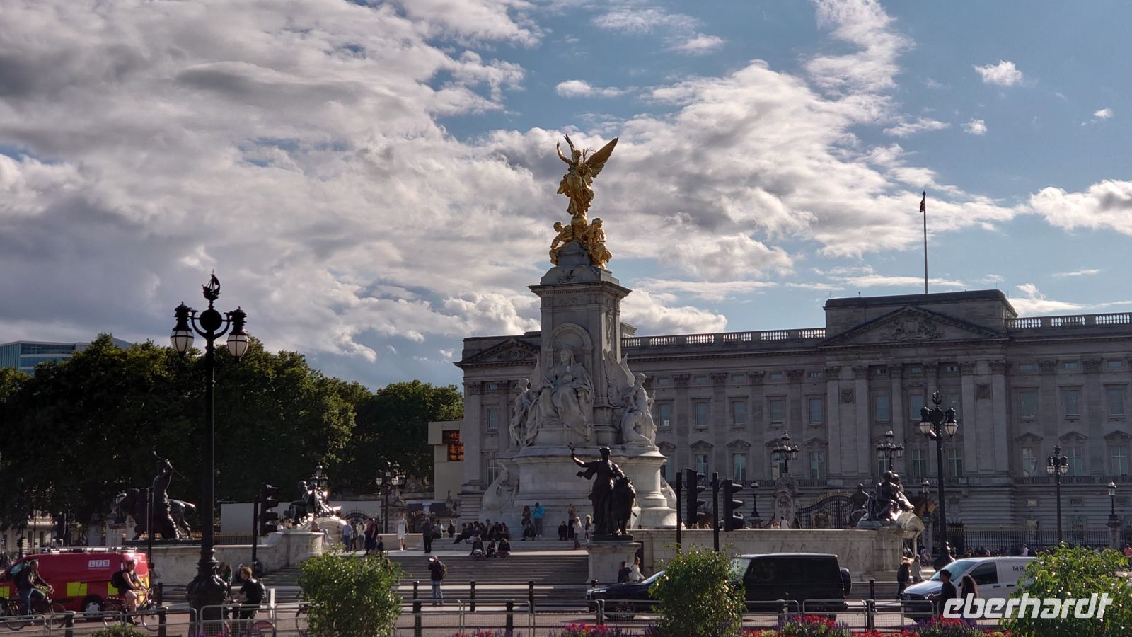 24 Queen Victoria Denkmal und Buckingham Palace