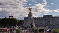 24 Queen Victoria Denkmal und Buckingham Palace