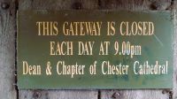 98 Der Durchgang durch die Stadtmauer wird jeden Abend verschlossen, Chester