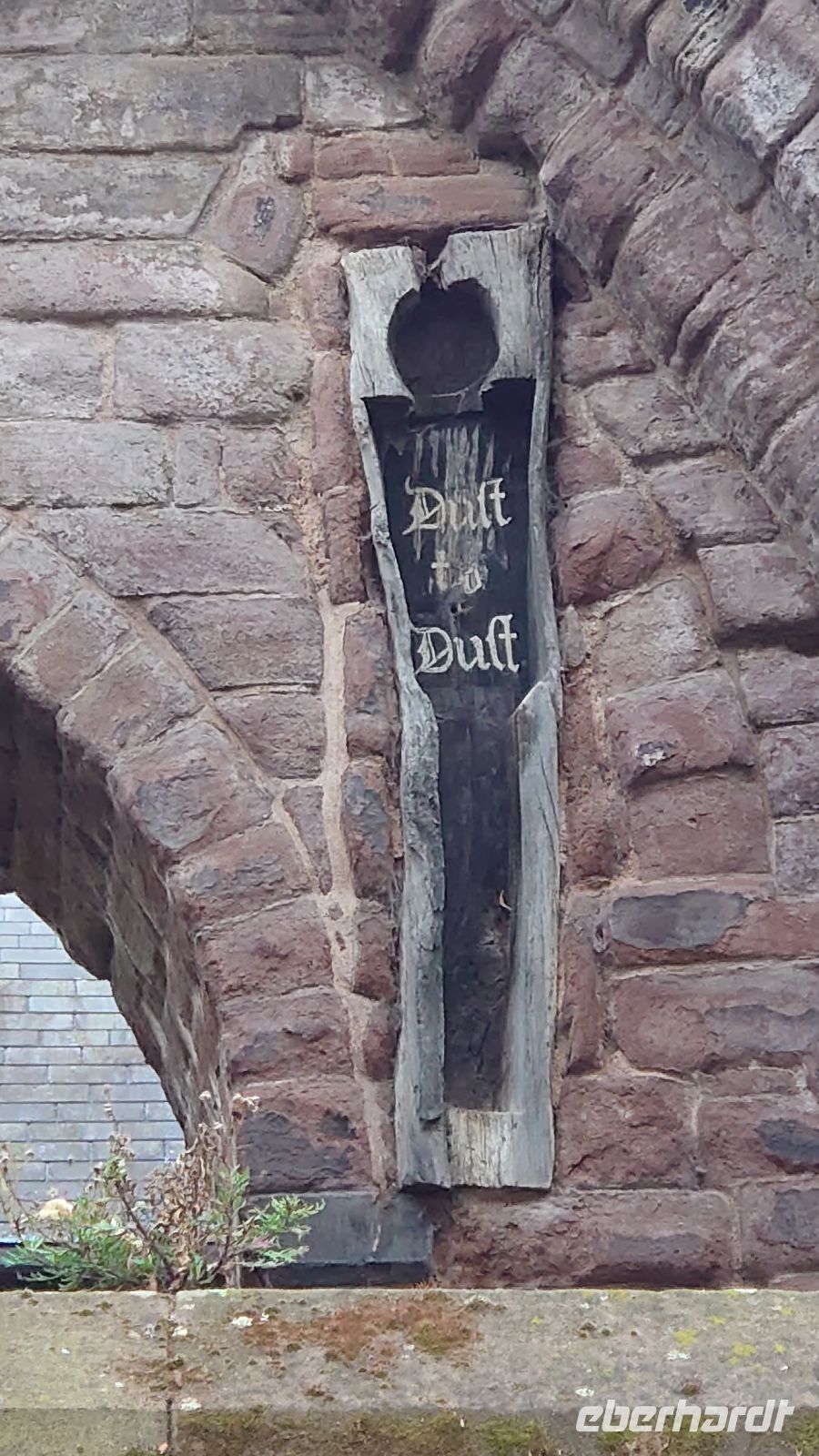 115 Der Sarg in der Wand