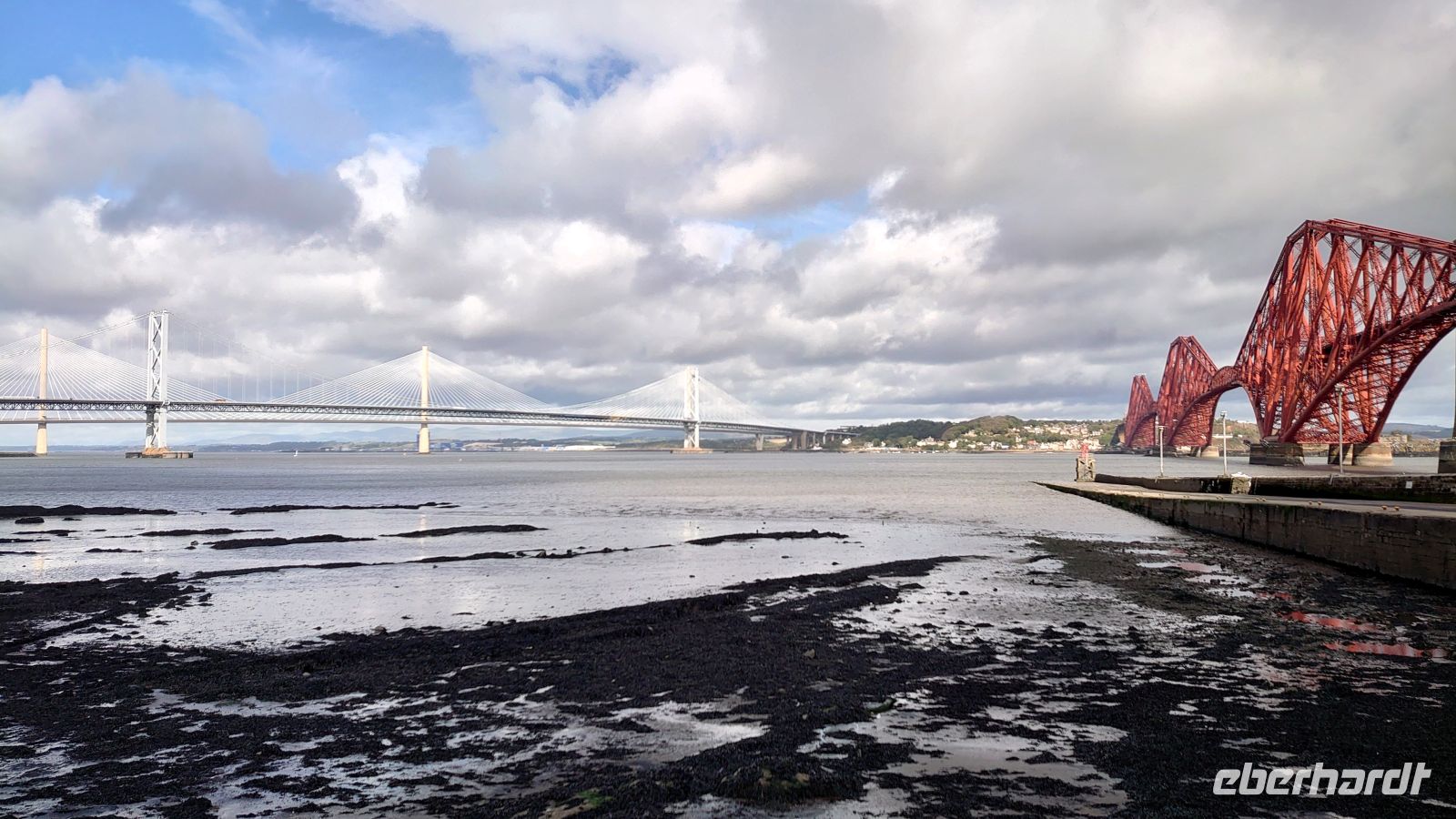 224 Alle drei Brücken über den Fluß Forth im Blick