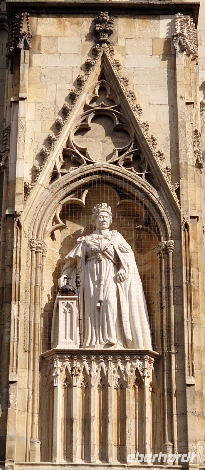 254 Denkmal Königin Elizabeth II. am Münster, York