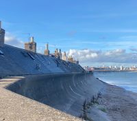  ...mit Brandungsmauer