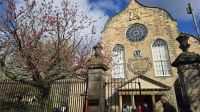 Canongate Kirk mit Kirschblüten &ndash; &copy; Marlies Thrum (Eberhardt TRAVEL)