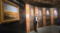 Sophie führt uns durch die Distillerie &ndash; &copy; Marlies Thrum (Eberhardt TRAVEL)