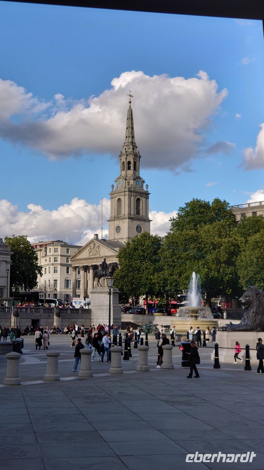 26 Blick vom Trafalgar Square auf die St. Martin in the fields Church