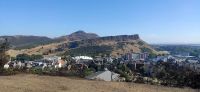 328 Edinburgh, Calton Hill, Blick zu Arthurs Seat mit Parlamentsgebäude und Geologischem Museum