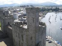 Caernarfon - Blick vom Adlerturm auf Burg und Stadt