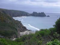 Bucht von Porthcurno in Cornwall