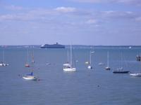 Queen Elisabeth im Solent vor der Insel Wight