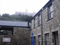 Blick auf die im Nebel liegende Schlossanlage St. Michael`s Mount