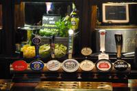 Zapfhähne im ältesten Pub in Cambridge The Eagle