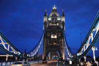 Auf der Towerbridge bei Nacht