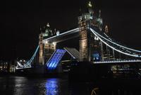 Tower Bridge bei Nacht bei einer Brückenöffnung