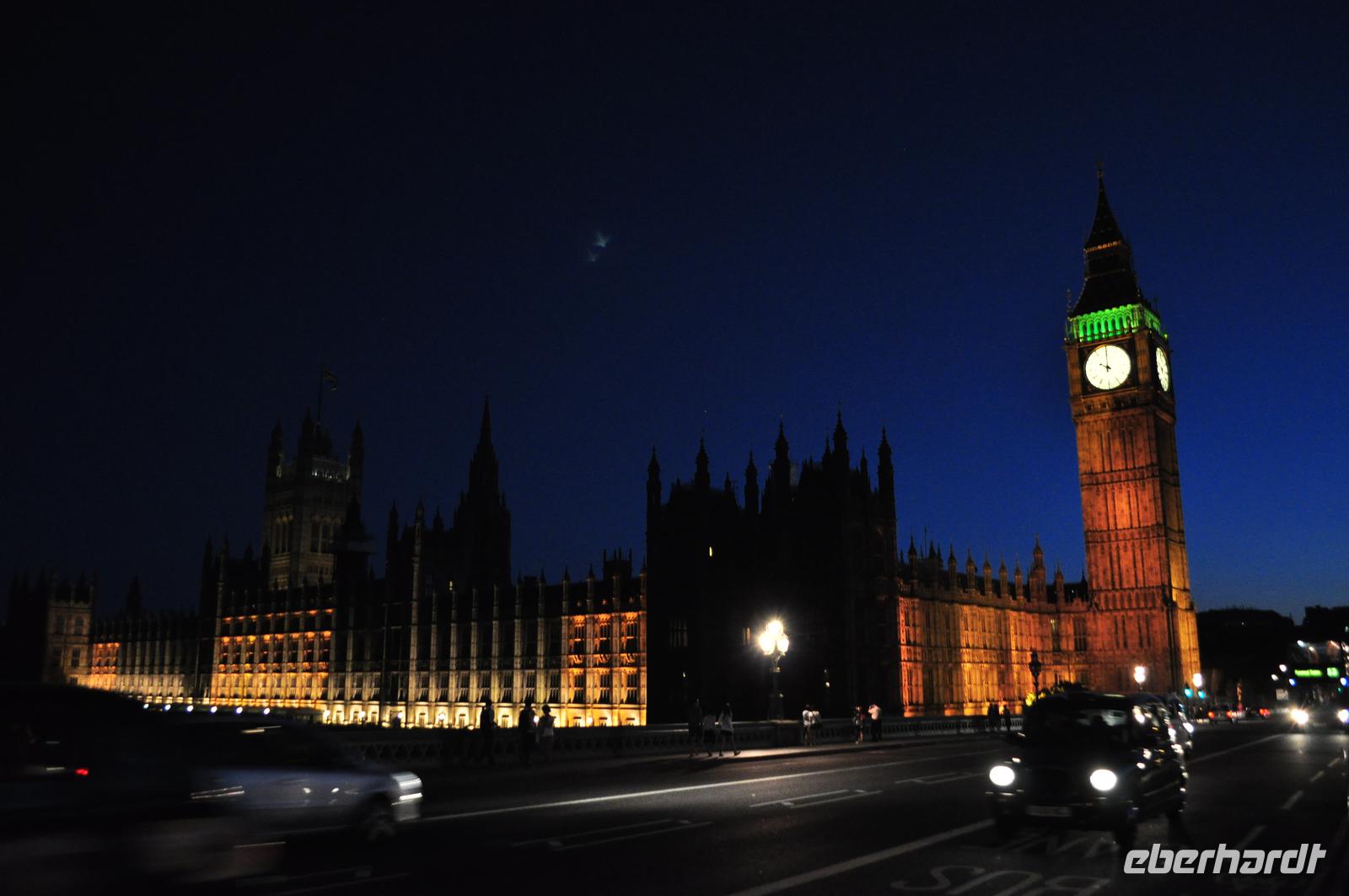 Westminster Palace mit dem Elizabeth Tower und seiner berühmten Glocke 