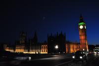 Westminster Palace mit dem Elizabeth Tower und seiner berühmten Glocke 