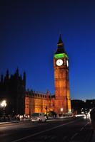 Westminster Palace mit dem Elizabeth Tower und seiner berühmten Glocke 