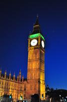 Westminster Palace mit dem Elizabeth Tower und seiner berühmten Glocke 