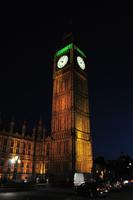 Westminster Palace mit dem Elizabeth Tower und seiner berühmten Glocke 