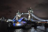 Die geöffnete Tower Bridge