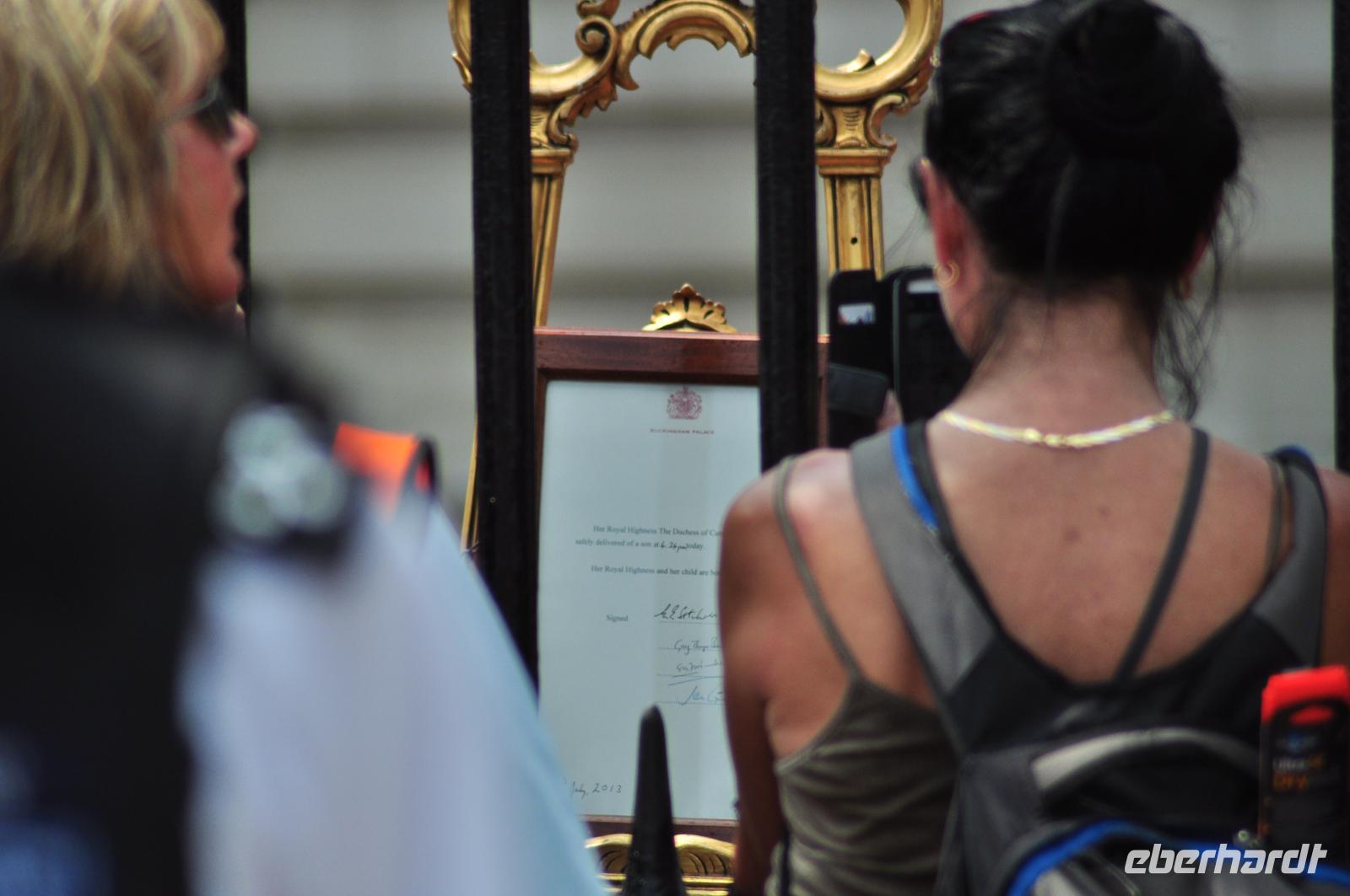 Verkündigung der Geburt des Thronfolgers Prince George vor dem Buckingham Palace