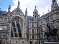 König Löwenherz vor dem Parlament in London