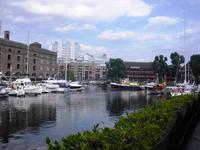 St. Katharine Docks mit Pub Dickens Inn in London 