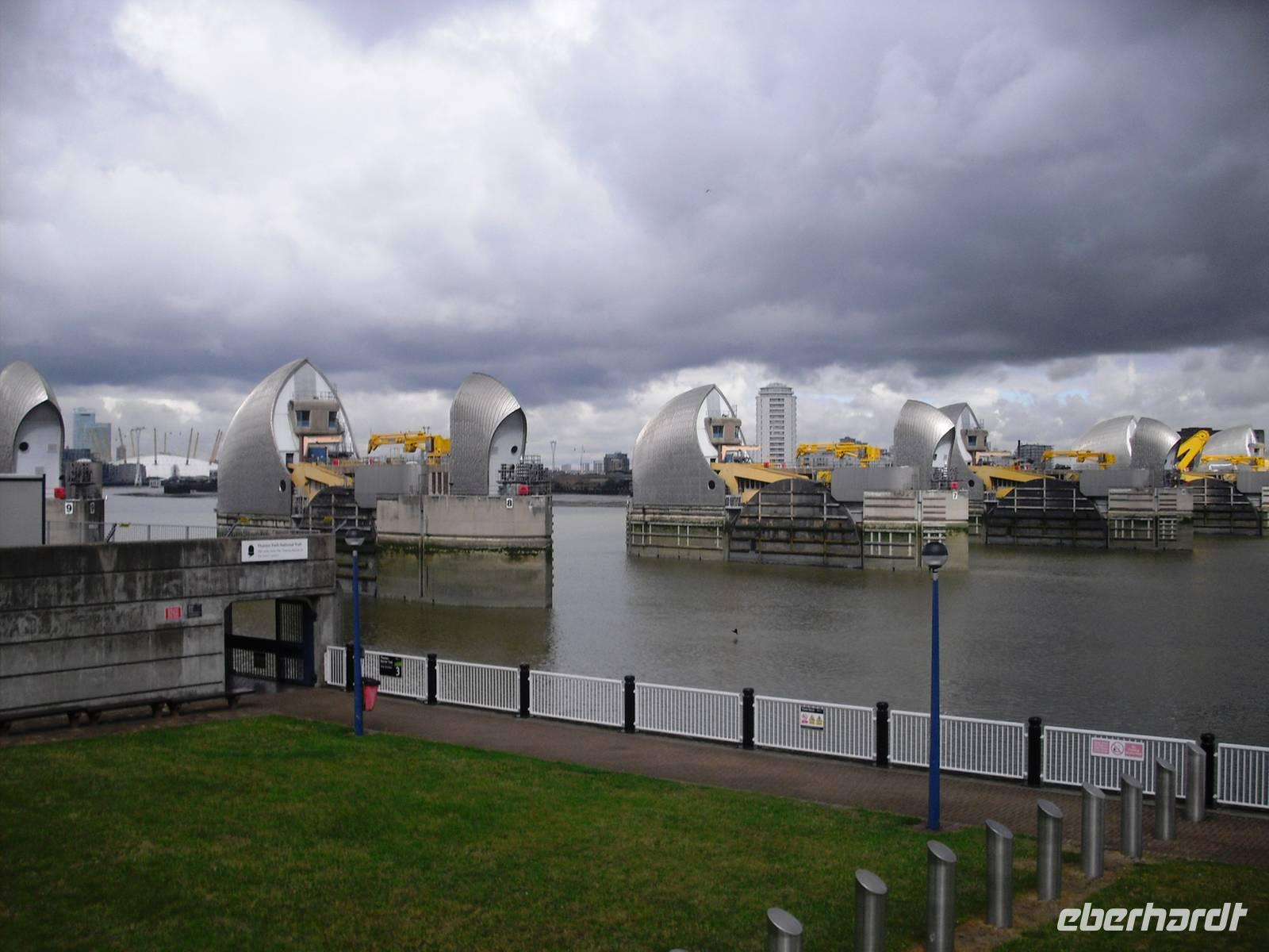 Themsebarrieren in Woolwich zum Schutz Londons vor Springfluten der Nordsee