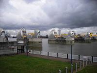 Themsebarrieren in Woolwich zum Schutz Londons vor Springfluten der Nordsee