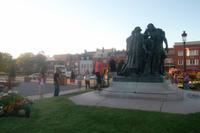 Gäste beim Rodin-Standbild