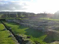 Ruinen der Baracken im Chesters Fort