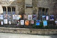 Viele Kultur Plakate an jedem Zaun 