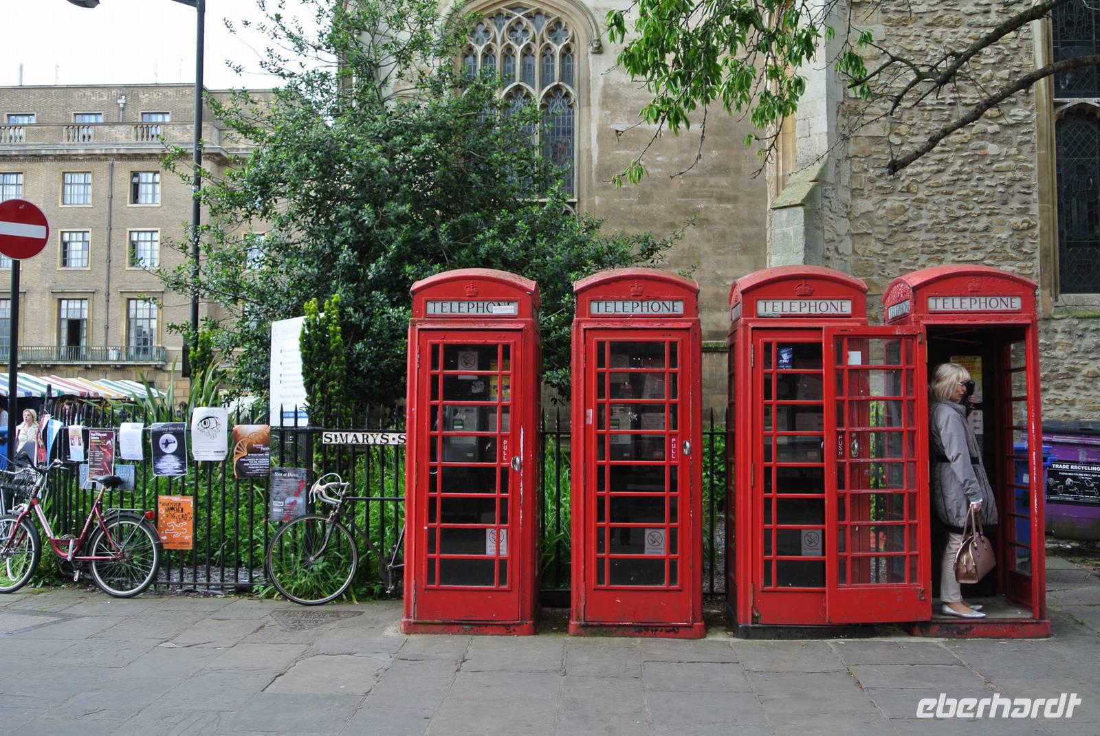 Vier englische Telefonzellen und eine deutsche Jubilarin