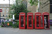 Vier englische Telefonzellen und eine deutsche Jubilarin