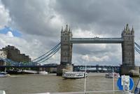 Die Tower Bridge mit dem Hotel Gouman Tower (links) von der Themse aus
