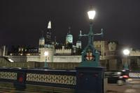 Der Londoner Tower bei Nacht