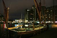 Das Guoman Tower Hotel vom Yachthafen aus