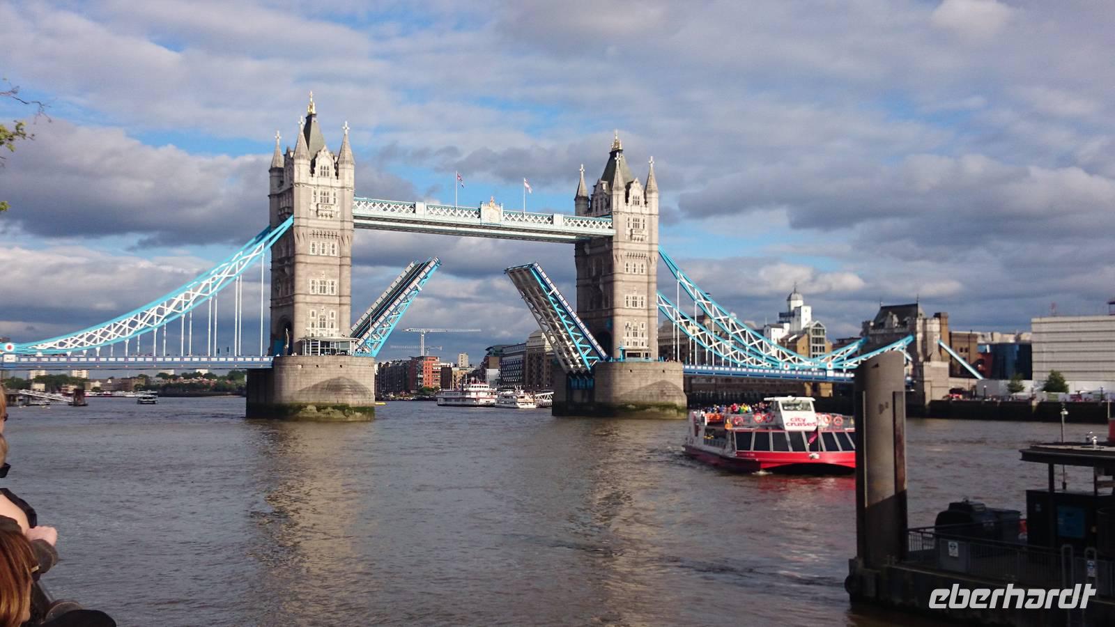 Tower Bridge geöffnet - Ein Erlebnis!