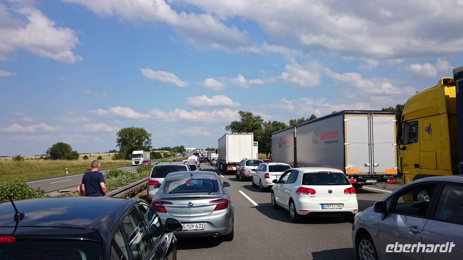 Stau auf den letzten Kilometern zwischen Thüringen und Sachsen.