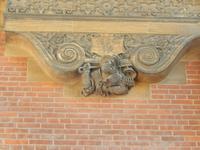 Sandsteinplastiken an den Häusern in Cambridge