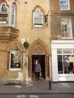 Schöne Geschäfte in alten Gebäuden